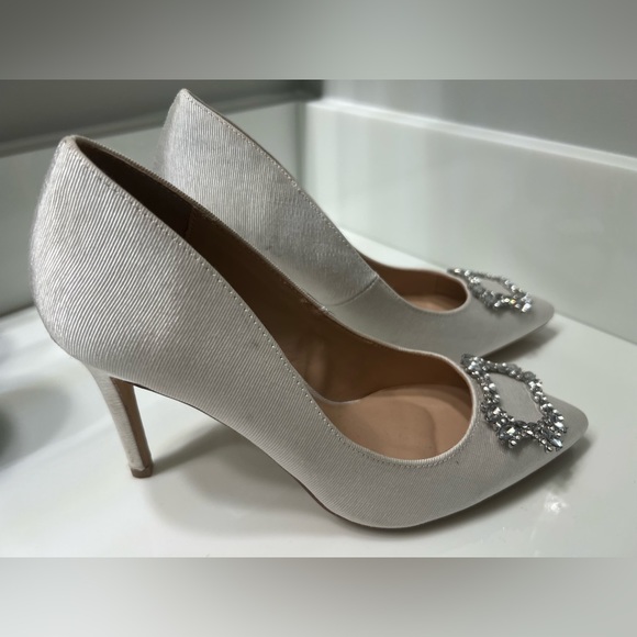 Showcase White shoes - Picture 2 of 3